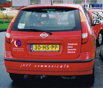 Telecombedrijf Telefactory auto met reclame voor innovatieve telecomoplossingen onderweg